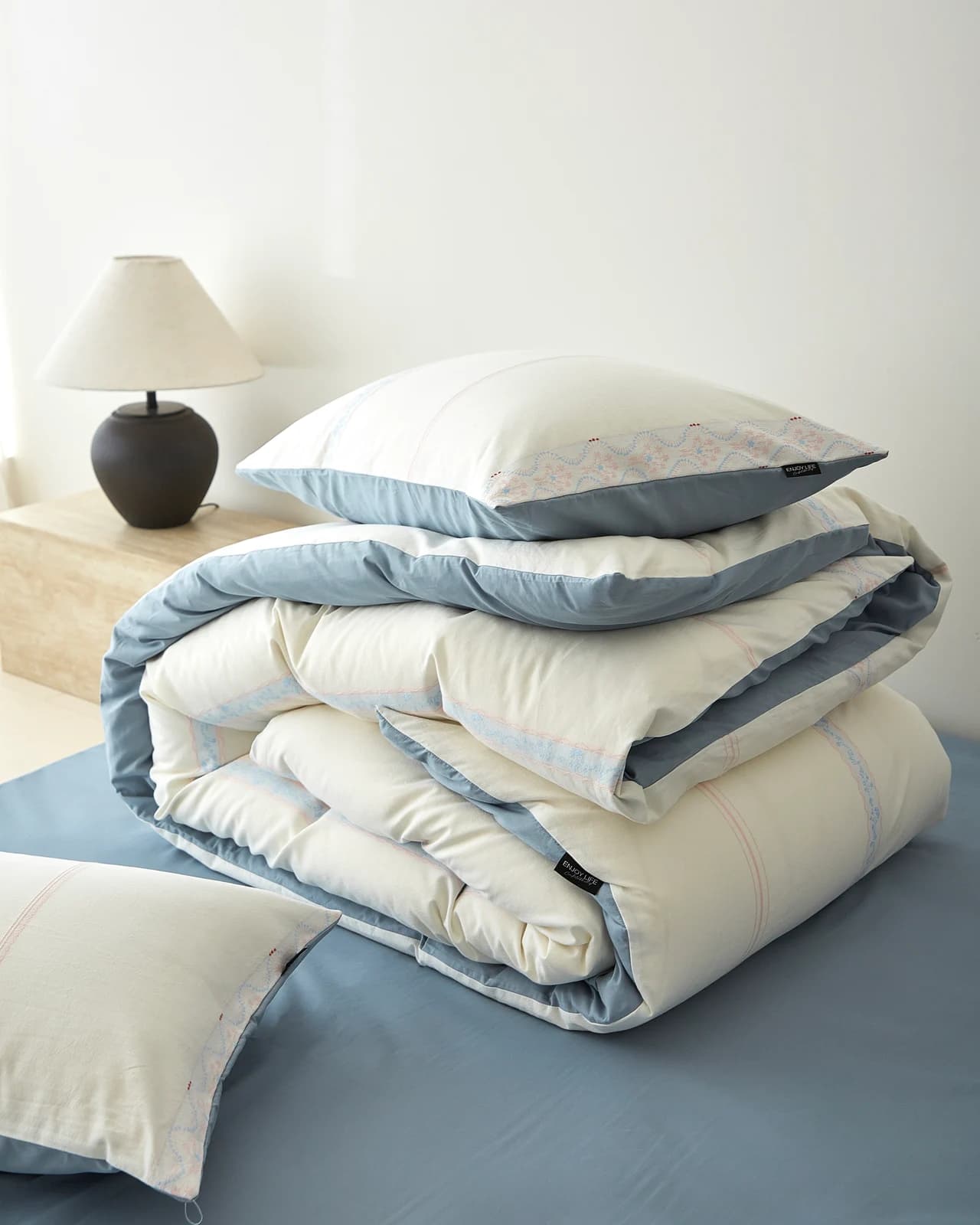 Microfiber vs Cotton Bedding: A Wholesale Buyer's Comparison