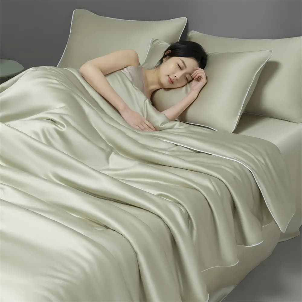 Lightweight cooling summer quilt specified by GSM
